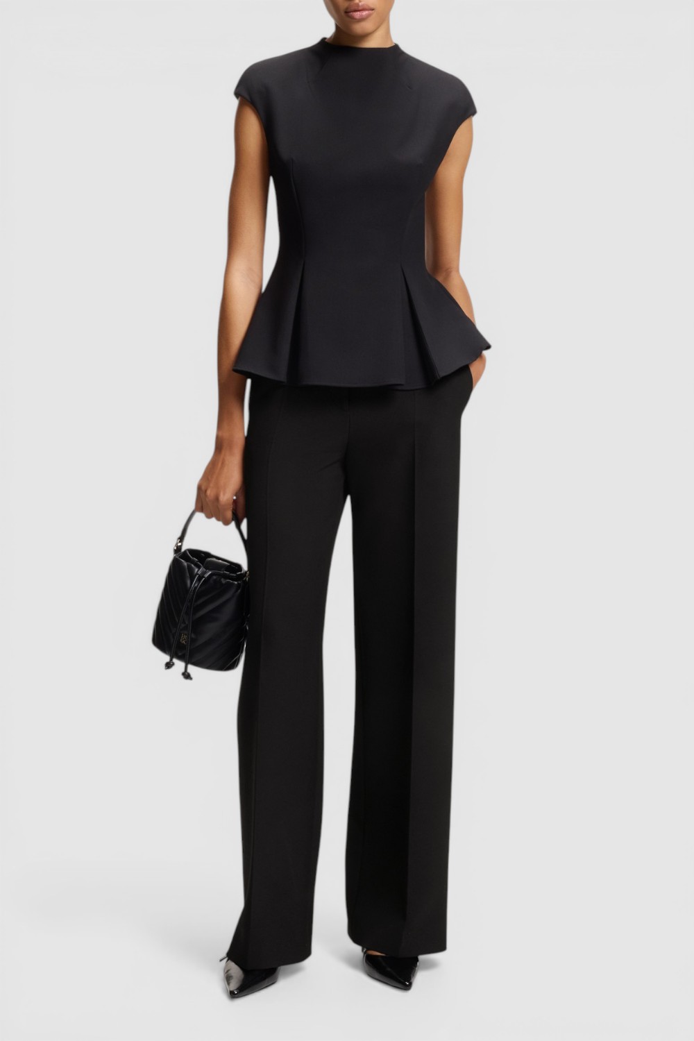 תמונת כל הלוק של מכנסיים מחויטים בגזרה ישרה